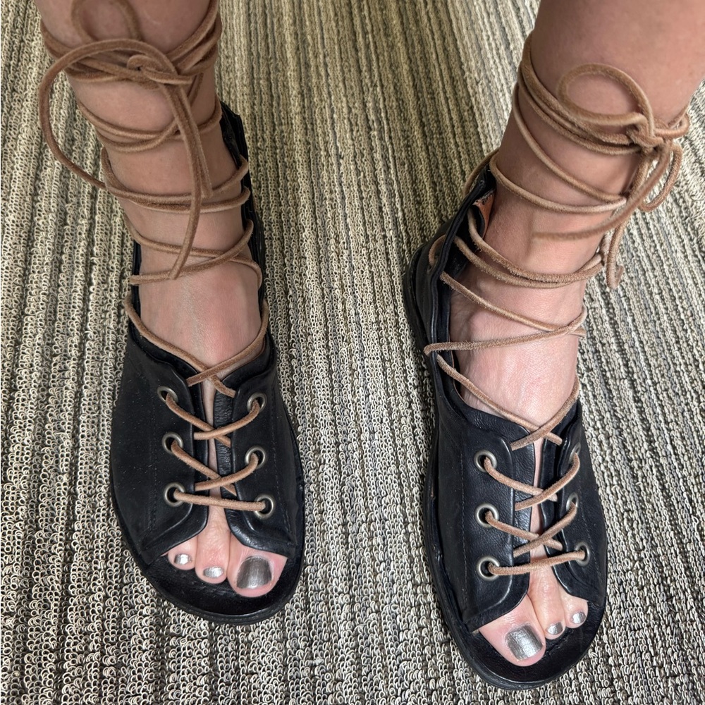 NEW AS98 37 6.5-7 US GLADIATOR WRAP AROUND SANDAL. SOFT LEATHER COMFY.